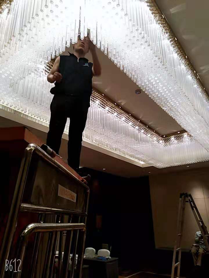 酒店宴会厅大型水晶灯清洗保养服务
