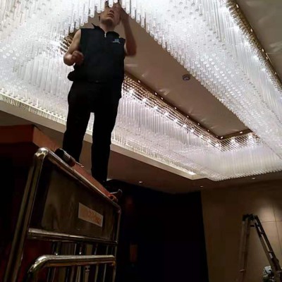 酒店宴会厅大型水晶灯清洗保养服务